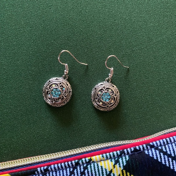 Estee Lauder New Makeup Bag w/Earrings & Lipstick - Picture 5 of 15